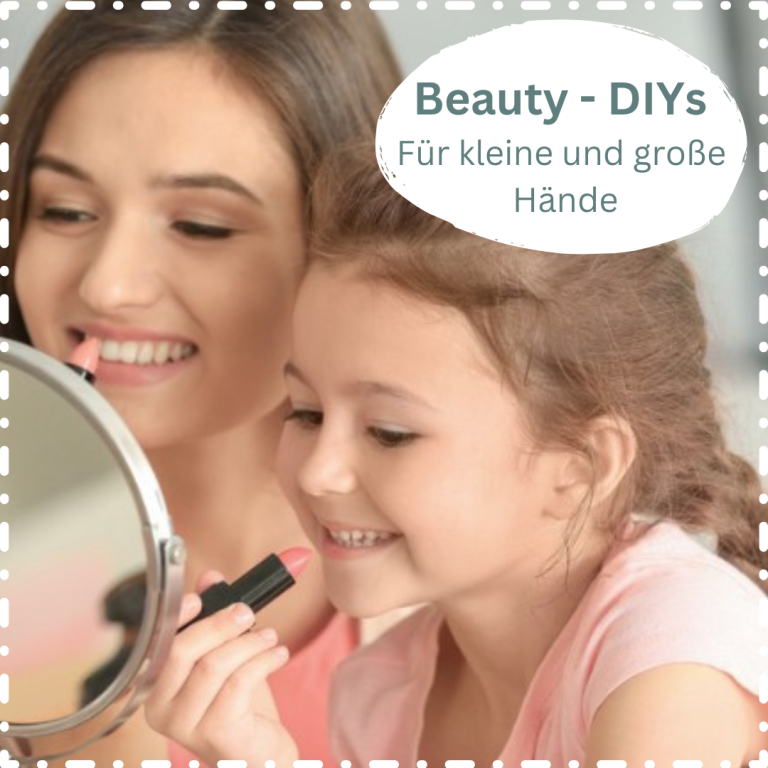 Mutter und Tochter schminken sich gemeinsam vor einem Handspiegel.