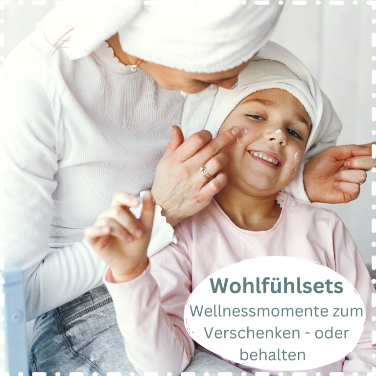 Ein Kind erhält eine Gesichtsbehandlung von seiner Mama, beide tragen Handtücher.