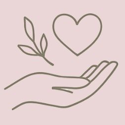 Hand mit einem Herz und einem Blatt auf rosa Hintergrund.