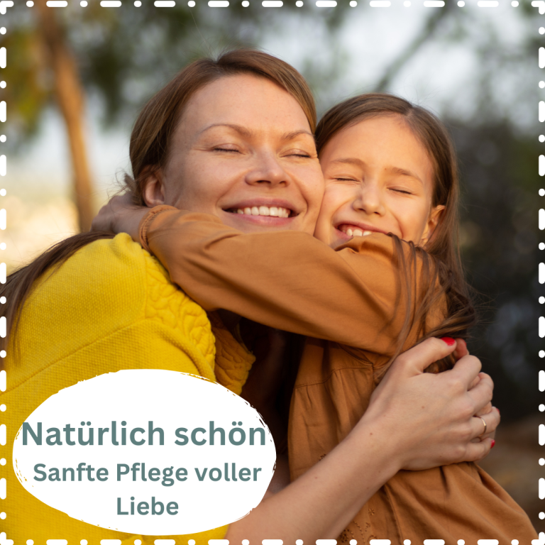 Mutter und Tochter schminken sich gemeinsam vor einem Handspiegel.