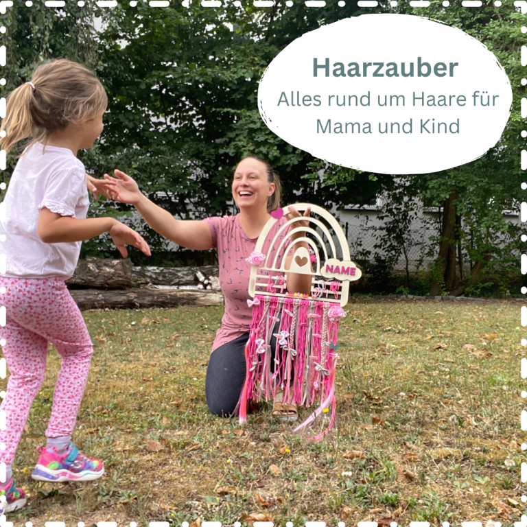 Eine Mutter spielt mit ihrer Tochter auf einer Wiese neben einem bunten Haarschmuck.